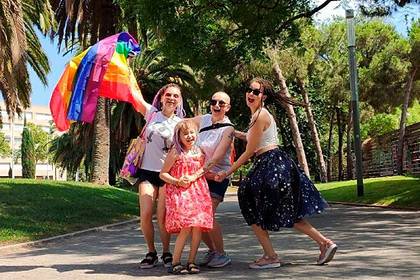 ЛГБТ-сообщество оценило выезд из России однополой семьи из рекламы «ВкусВилла»
