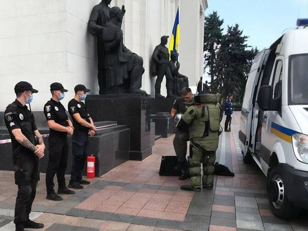 Полиция Киева провела учения в правительственном квартале. Возле Рады нашли "взрывчатку"