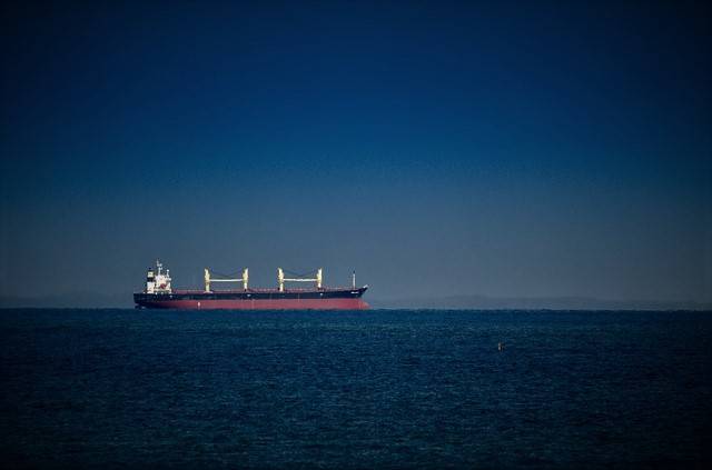 Вооруженные люди захватили судно в Оманском заливе - СМИ и мира