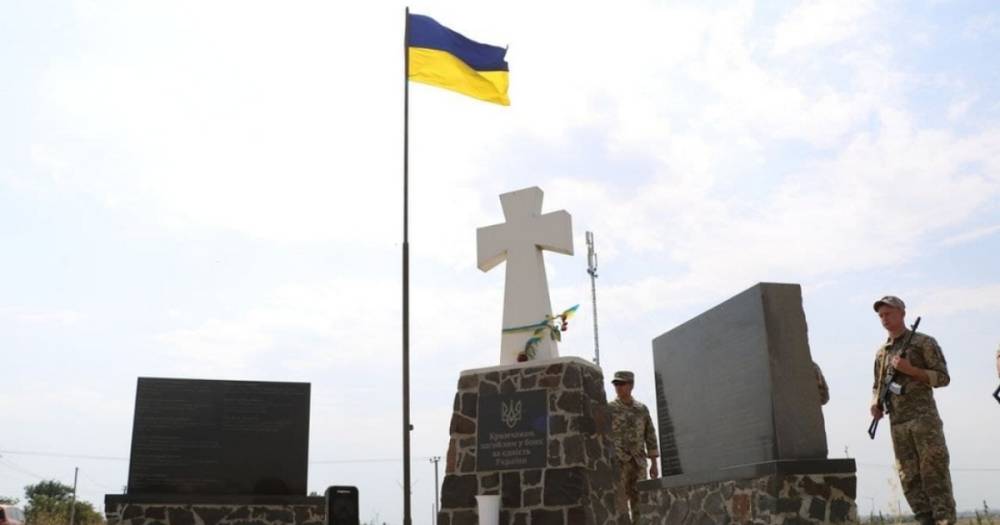 На админгранице с оккупированным Крымом открыли памятный знак — гранитное сердце (ФОТО)