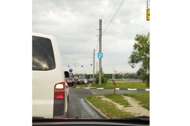 Брянск встал в пробке на выезде из Фоинского района