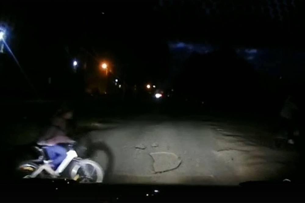 В Твери дети на велосипедах ночью чуть не угодили под машину