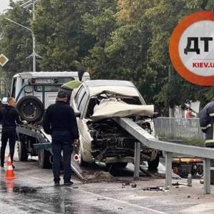 На Житомирщине в результате ДТП отбойник проткнул автомобиль: есть жертвы. Фото