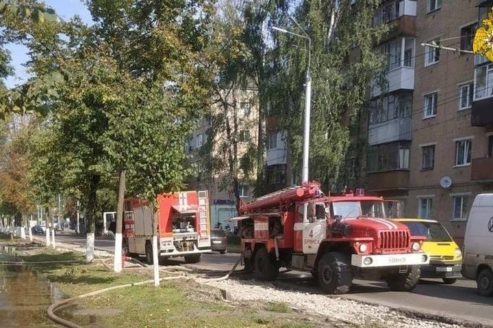 4 пожарные машины тушили возгорание на улице Пушкина в Брянске
