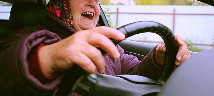 Автоинспекторы в Карелии вытащили из-за руля пьяную 72-летнюю водительницу