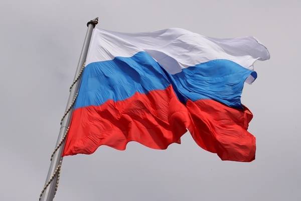 С нового учебного года в России начнут вводить церемонию поднятия флага в школах