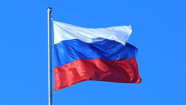 Госфлаг начнут поднимать в российских школах с нового учебного года