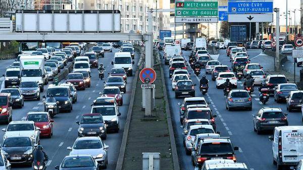 Париж замедлили до велосипедной скорости: автовладельцы в ярости, таксисты негодуют