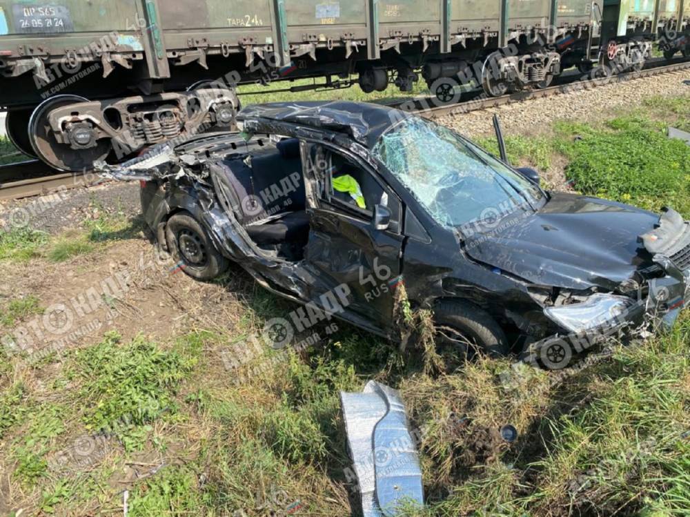 В Курской области товарный поезд сбил машину