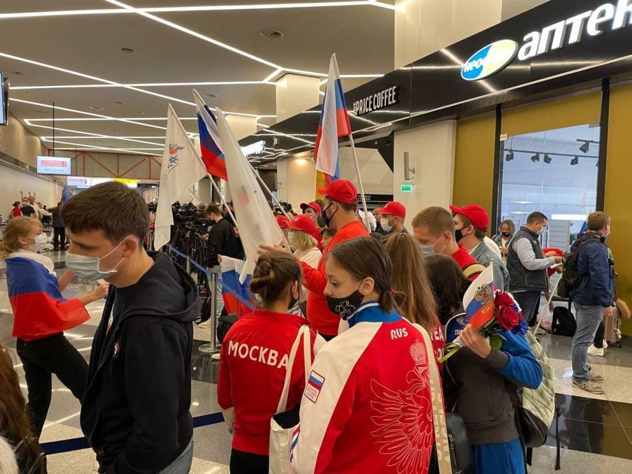 Болельщики и родные встретили российских паралимпийцев в аэропорту Шереметьево