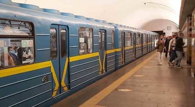 В Киеве пассажирка распивала водку прямо в вагоне метро