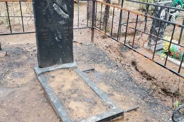 Полиция начала проверку разгрома памятника руководителю цирковой студии на кладбище в Чите