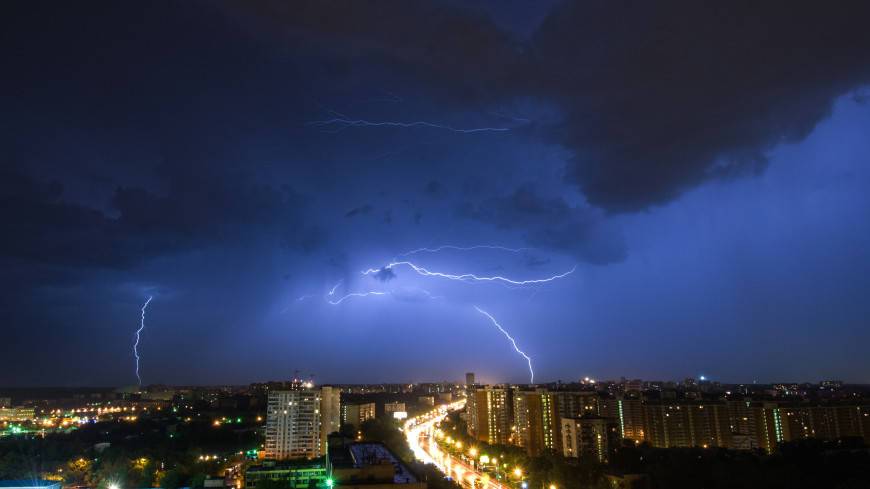 В МЧС предупредили о грозе в Москве до утра вторника