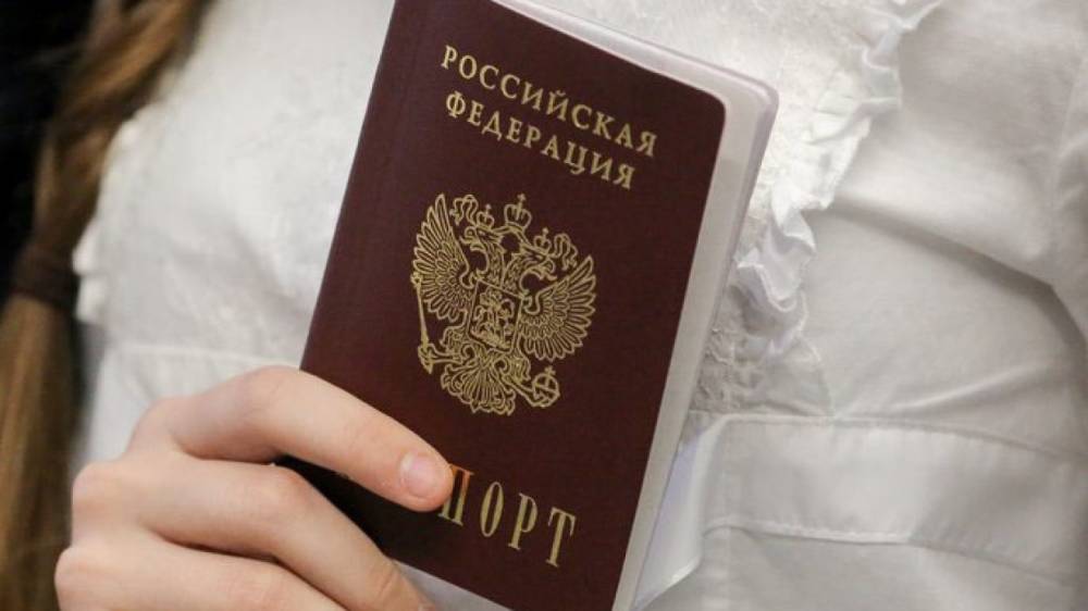Россиянам объяснили, почему важно постоянно носить с собой паспорт