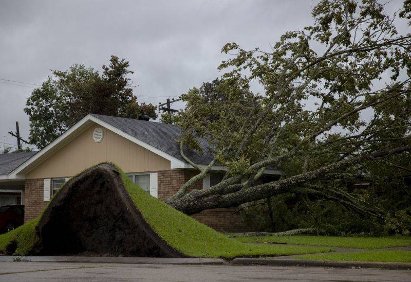 Власти Луизианы назвали число жертв урагана "Ида"