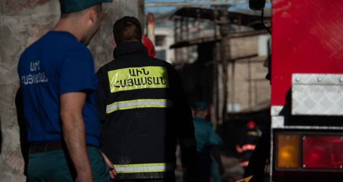Пожар в ТЦ "Ярмарка Ереван": на месте работают шесть пожарно-спасательных бригад МЧС