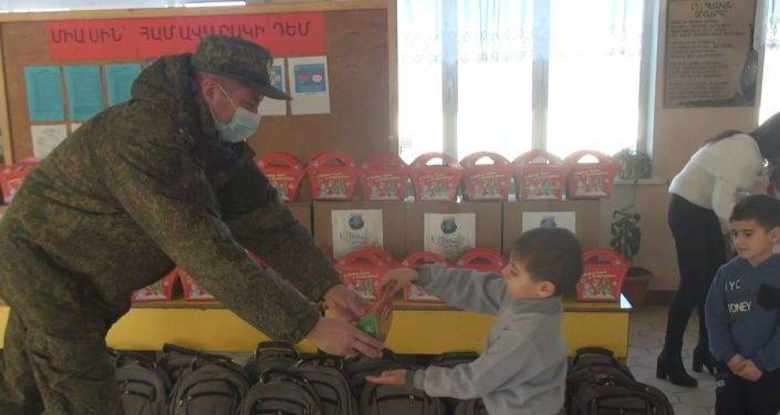 Карабахские школьники получили подарки от российских миротворцев в канун 1 сентября