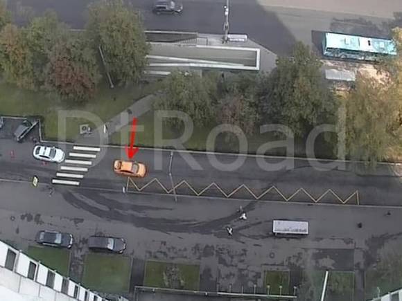 В Москве автомобиль такси сбил перебегавшую дорогу школьницу