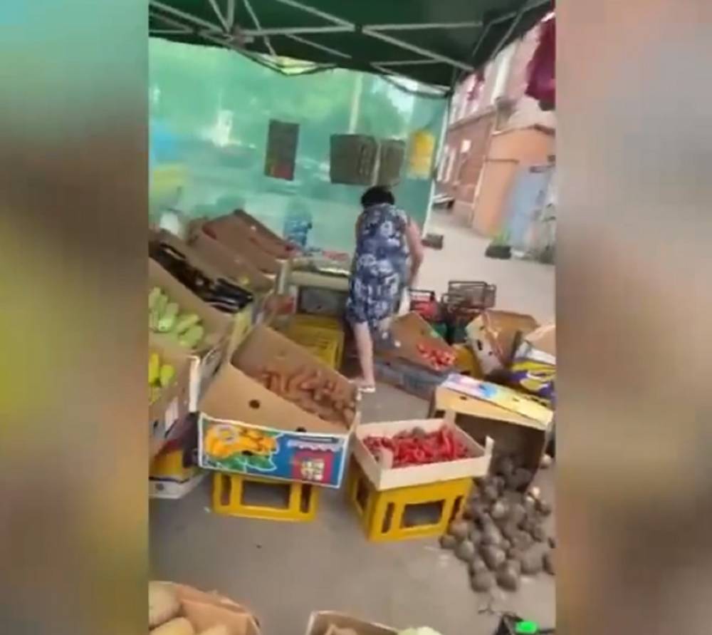 Женщина разнесла торговую лавку в Одессе: видео погрома