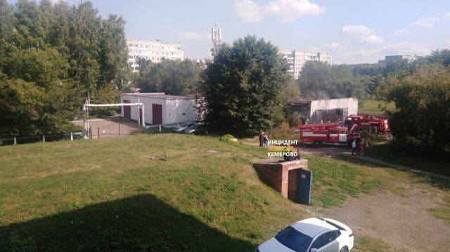 «Дымят подсобки»: очевидцы сообщили о пожаре на территории школы в Кемерове