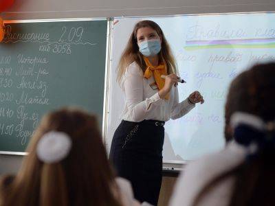 Власти Петербурга пообещали выплатить учителям в сентябре по 10 тысяч рублей