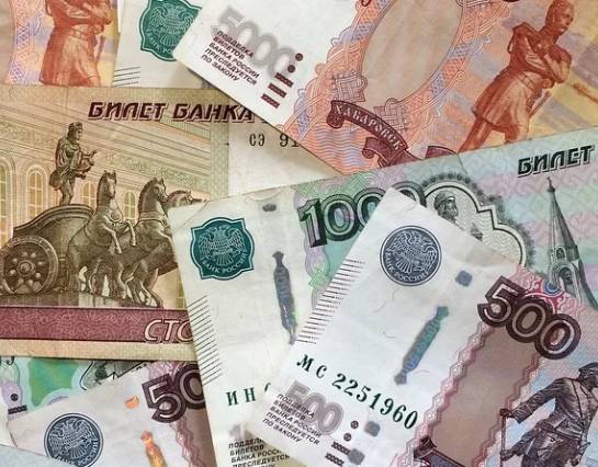 Песков объяснил, каких категорий военнослужащих коснутся указы Путина о выплатах в 15 000 рублей