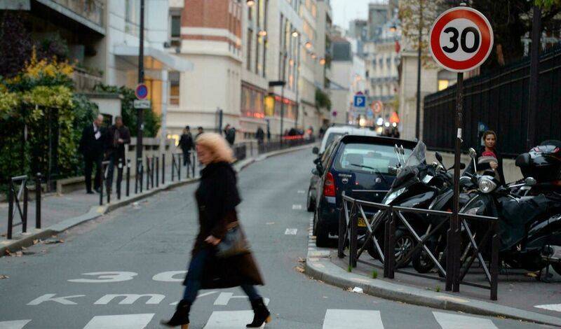 Париж для пешеходов: в столице Франции скорость автомобилей ограничена до 30 км/ч