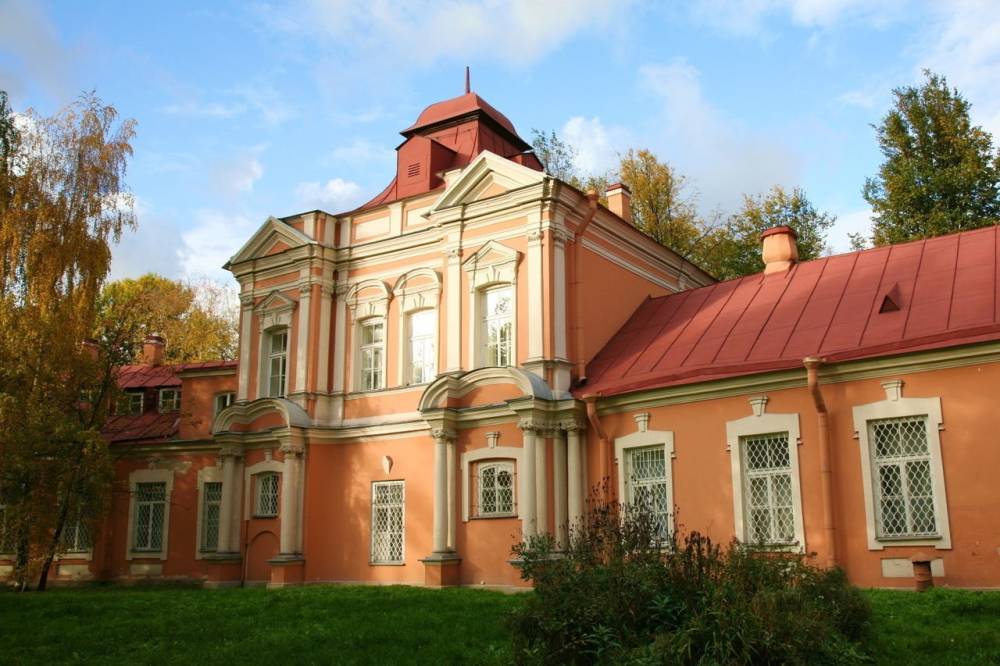 В Петербурге завершили реставрацию фасадов Семинарского корпуса Александро-Невской лавры