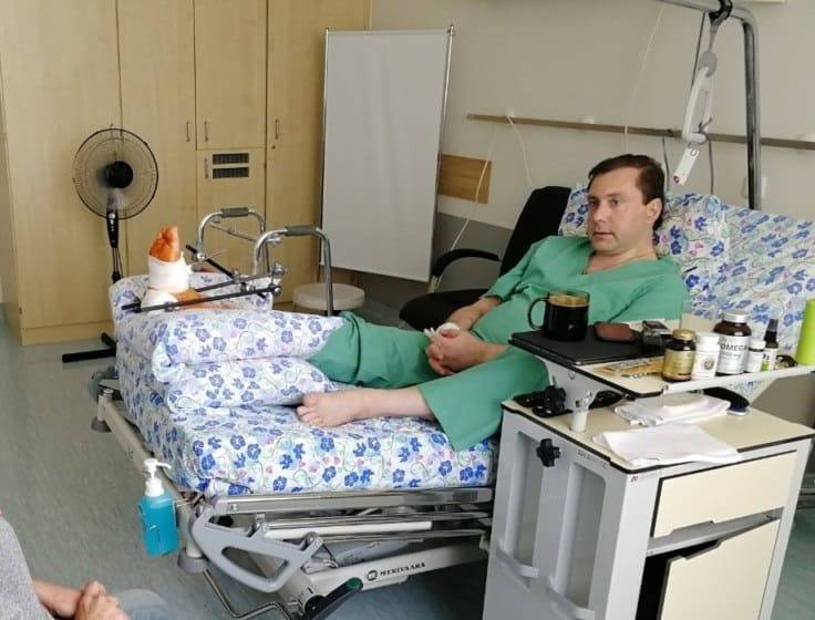 Глава Смоленской области сломал ногу во время игры в баскетбол