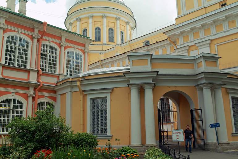 В Александро-Невской Петербурга лавре восстановлен фасад Семинарского корпуса
