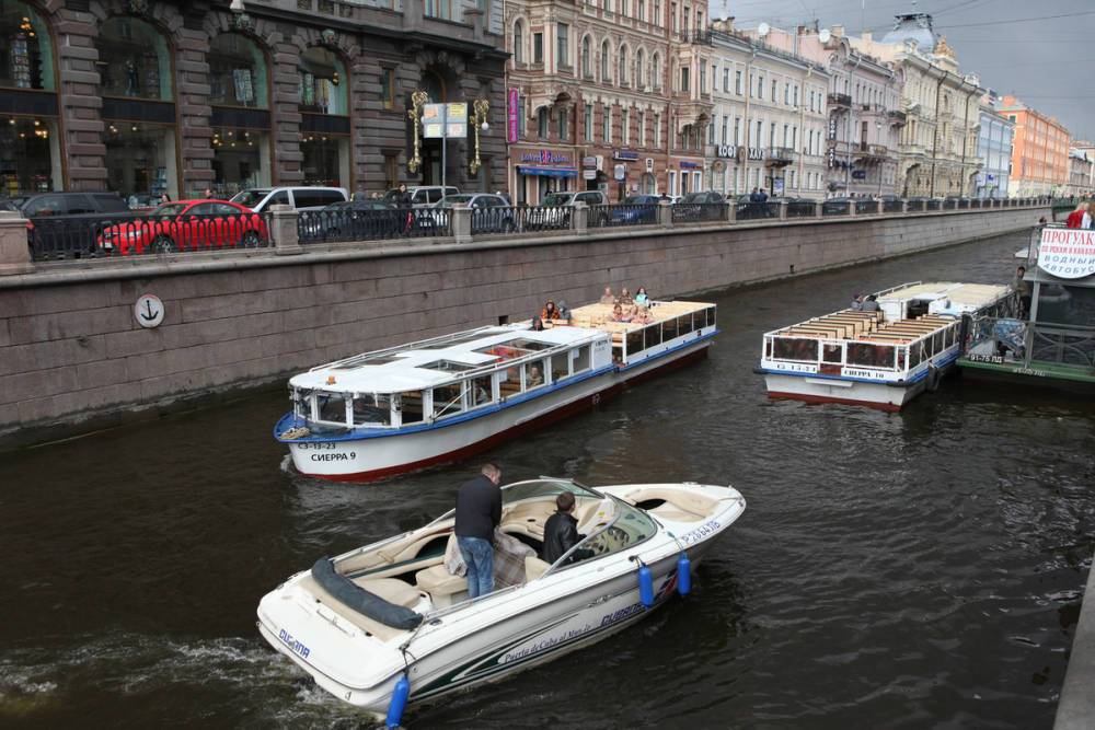 Прогулки по рекам и каналам Петербурга продлятся до 15 ноября