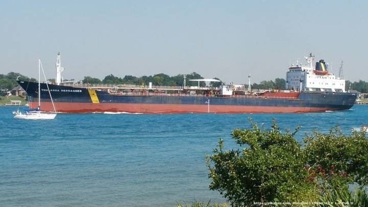 Захваченный в Оманском заливе танкер Asphalt Princess взял курс на Иран