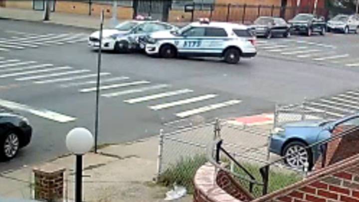 Видео из Сети. В Бруклине на пустом перекрестке столкнулись две полицейские машины