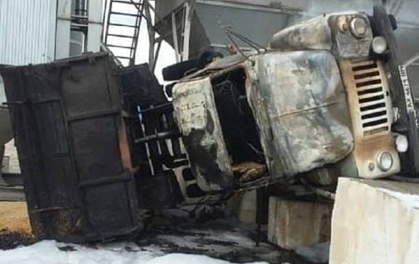 Под Харьковом грузовик с зерном перевернулся и загорелся, есть погибший