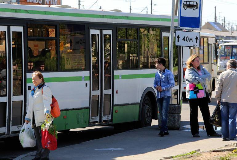 В Невском районе прорыв трубы изменил маршруты автобусов