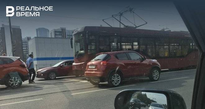 В Казани остановилось движение трамвая №4 из-за ДТП на путях