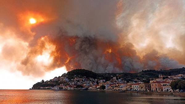 В пригородах Афин эвакуируют несколько поселений из-за лесных пожаров