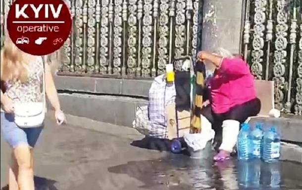 В Киеве женщина стирала белье посреди улицы