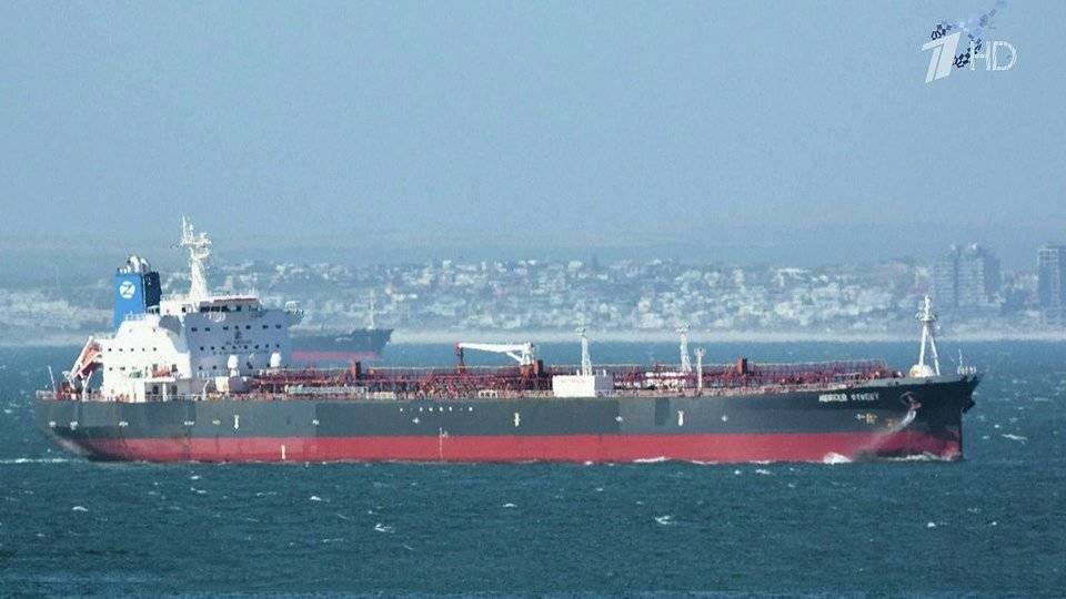 Люди, захватившие танкер в Оманском заливе, покинули судно