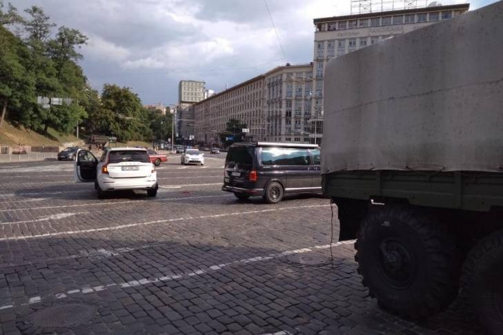 Отказали тормоза: в Киеве военный грузовик протаранил машины и вылетел на тротуар