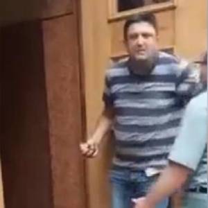 В Киеве в здание Кабинета министров ворвался мужчина и угрожает взорвать гранату. Видео