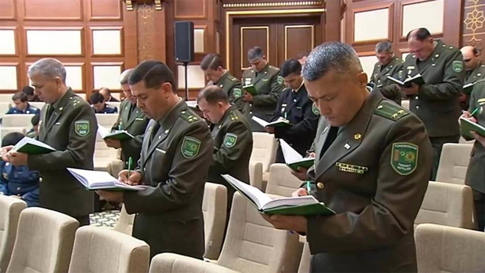 Бердымухамедов отчитал министра обороны и объявил выговор его заместителю