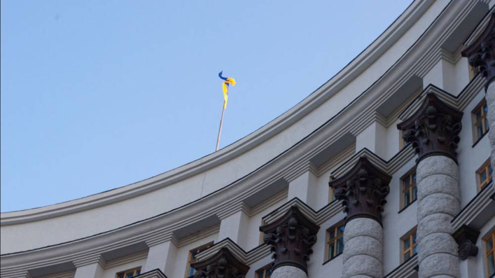 В Киеве мужчина угрожает взорвать гранату в здании Кабмина: видео