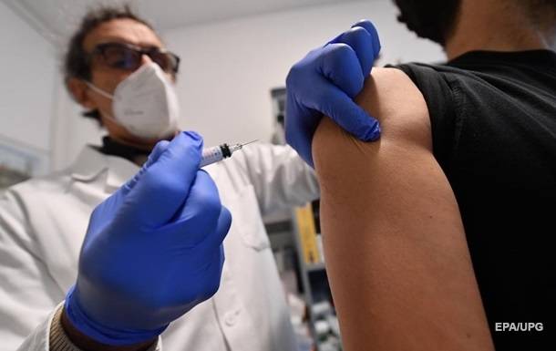 Риск заражения COVID среди вакцинированных ниже в три раза - ученые