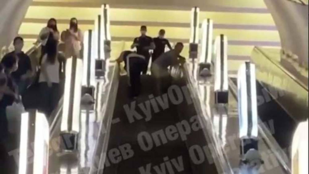 В киевском метро пассажиры устроили эпичную драку, видео: "Один бросил другого через себя"