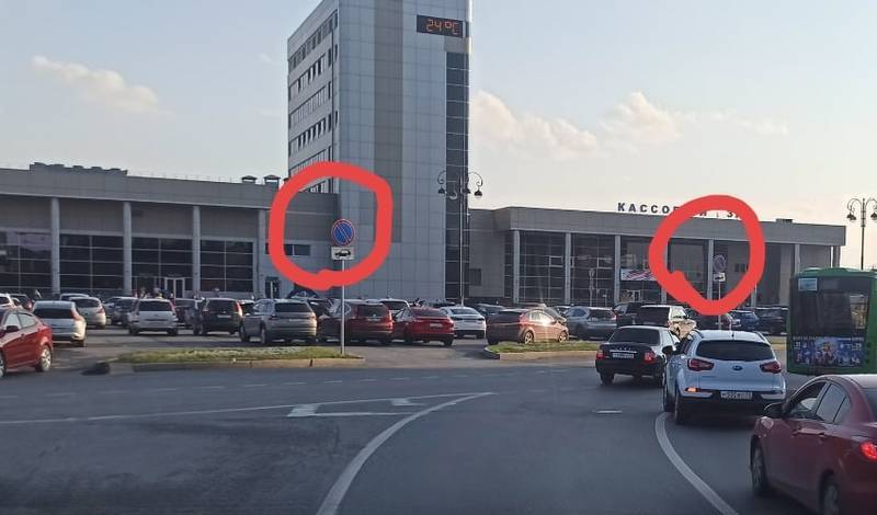 В Тюмени водители игнорируют запрещающие знаки около вокзала