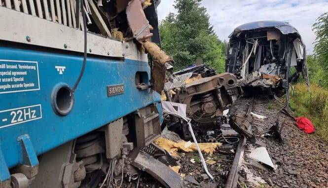 В Чехии столкнулись пассажирские поезда: есть погибшие