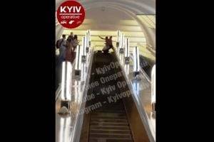 На эскалаторе метро Киева подрались пассажиры. ВИДЕО