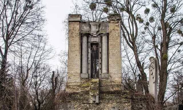 В Киеве на Байковом кладбище уничтожили уникальную ограду на входе в старинный склеп