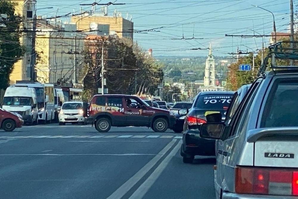 Из-за ДТП с участием автомобиля тульского телеканала собралась пробка на проспекте Ленина